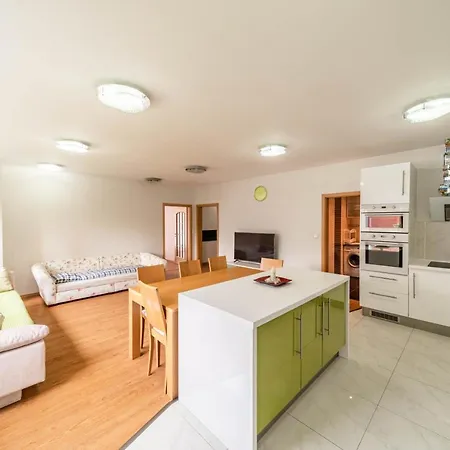 Krasne Ubytovani S Balkonem Appartement *
