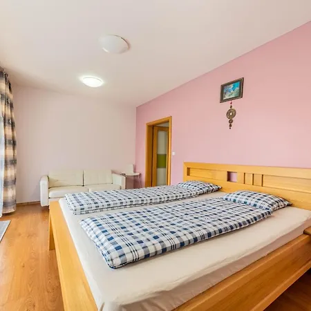Krasne Ubytovani S Balkonem Appartement
